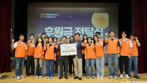 ▲코레일유통이 서울시립영등포장애인복지관에 추석맞이 행사 후원금을 전달한 뒤 관계자들과 기념 촬영을 하고 있다.(서울시립영등포장애인복지관 제공)