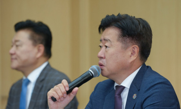 ▲오영훈 제주특별자치도지사는 26일 제주국제컨벤션센터(ICC)에서 열린 산업통상자원부 출입기자단 초청 기자간담회에서 모두 발언을 하고 있다. (사진제공=제주특별자치도)