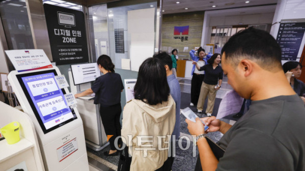 ▲국가정보자원관리원(국정자원) 대전 본원 화재로 전산망 마비 사태가 나흘째 이어지는 가운데 29일 서울 종로구 종로구청 디지털 민원존에서 시민들이 주민등록 등·초본과 인감증명서 등 발급을 위해 줄을 서서 대기하고 있다. 조현호 기자 hyunho@