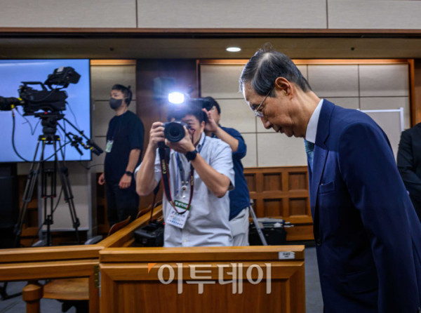 ▲한덕수 전 총리가 30일 서울 서초구 서울중앙지법에서 열린 내란 우두머리 방조 및 위증 등 혐의 사건 첫 공판에 출석하고 있다. 사진공동취재단