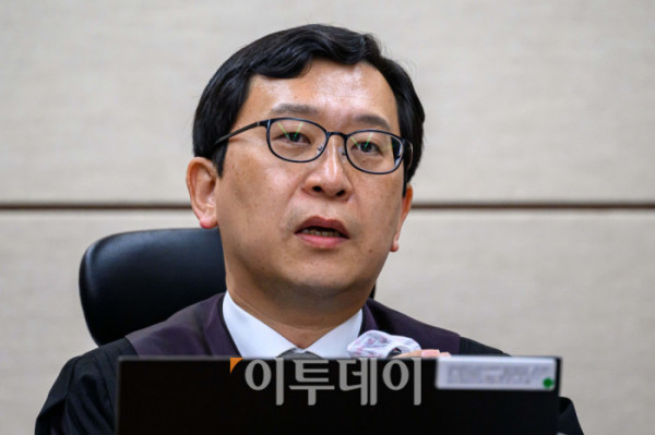 ▲이진관 부장판사가 30일 서울 서초구 서울중앙지법에서 열린 한덕수 전 국무총리 내란 우두머리 방조 및 위증 등 혐의 사건 첫 재판을 심리하고 있다. 사진공동취재단