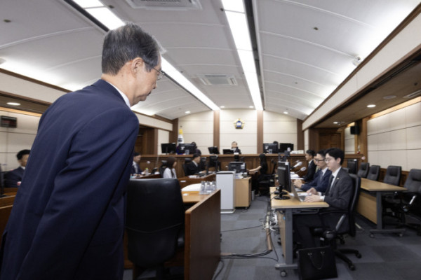 ▲한덕수 전 총리가 30일 서울 서초구 서울중앙지법에서 열린 내란 우두머리 방조 및 위증 등 혐의 사건 첫 공판에 출석하고 있다. 사진공동취재단