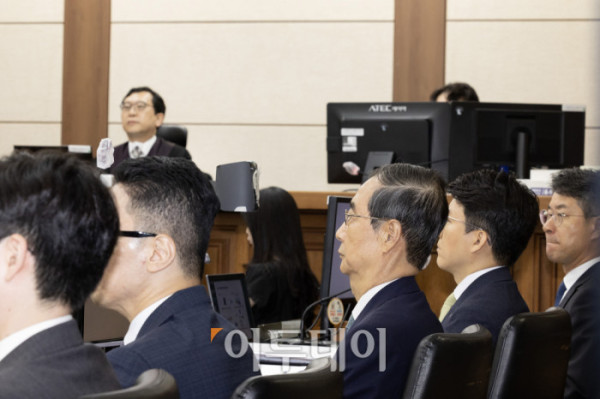 ▲한덕수 전 총리가 30일 서울 서초구 서울중앙지법에서 열린 내란 우두머리 방조 및 위증 등 혐의 사건 첫 공판에 출석하고 있다. 사진공동취재단