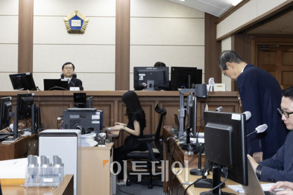 ▲한덕수 전 총리가 30일 서울 서초구 서울중앙지법에서 열린 내란 우두머리 방조 및 위증 등 혐의 사건 첫 공판에 출석하고 있다. 사진공동취재단