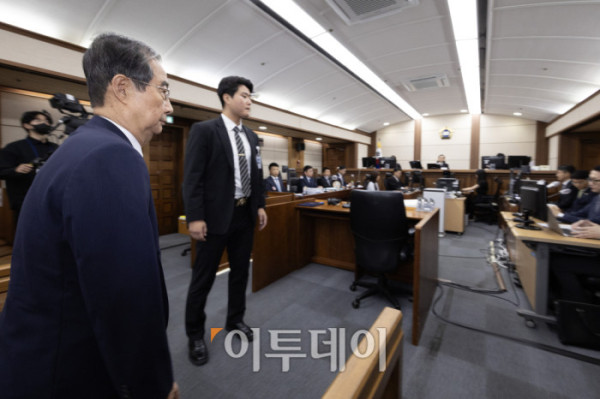▲한덕수 전 총리가 30일 서울 서초구 서울중앙지법에서 열린 내란 우두머리 방조 및 위증 등 혐의 사건 첫 공판에 출석하고 있다. 사진공동취재단