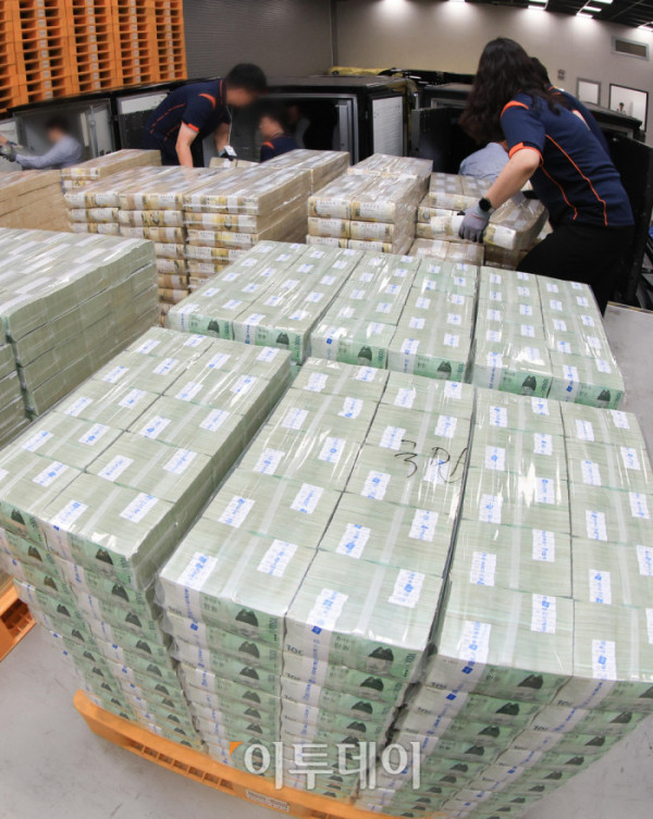 ▲30일 서울 중구 한국은행 화폐수납장에서 관계자들이 추석 화폐 공급을 하고 있다. 사진공동취재단