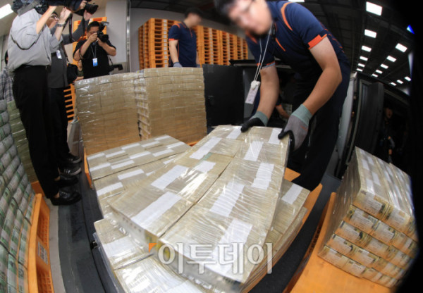 ▲30일 서울 중구 한국은행 화폐수납장에서 관계자들이 추석 화폐 공급을 하고 있다. 사진공동취재단