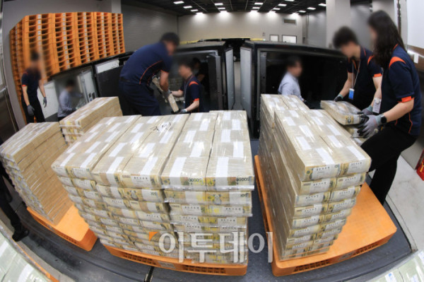▲30일 서울 중구 한국은행 화폐수납장에서 관계자들이 추석 화폐 공급을 하고 있다. 사진공동취재단
