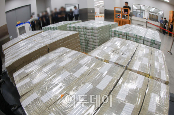 ▲30일 서울 중구 한국은행 화폐수납장에서 관계자들이 추석 화폐 공급을 하고 있다. 사진공동취재단