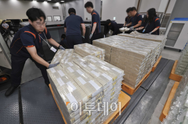 ▲30일 서울 중구 한국은행 화폐수납장에서 관계자들이 추석 화폐 공급을 하고 있다. 사진공동취재단
