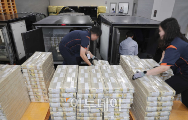 ▲30일 서울 중구 한국은행 화폐수납장에서 관계자들이 추석 화폐 공급을 하고 있다. 사진공동취재단