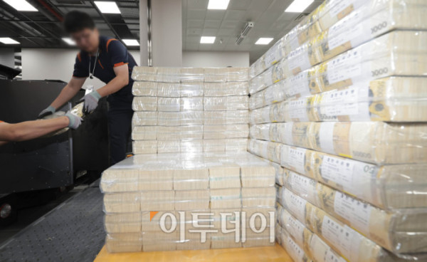 ▲30일 서울 중구 한국은행 화폐수납장에서 관계자들이 추석 화폐 공급을 하고 있다. 사진공동취재단