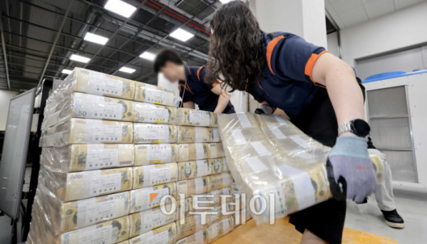▲30일 서울 중구 한국은행 화폐수납장에서 관계자들이 추석 화폐 공급을 하고 있다. 사진공동취재단