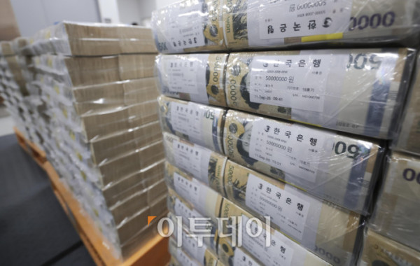 ▲30일 서울 중구 한국은행 화폐수납장에서 관계자들이 추석 화폐 공급을 하고 있다. 사진공동취재단