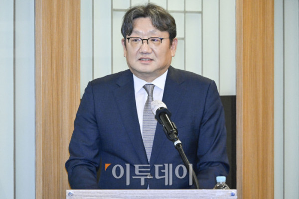 ▲권기섭 경제사회노동위원회 위원장이 30일 서울 중구 한국프레스센터에서 열린 사회적 대화 활성화를 위한 노사정의 역할과 과제 토론회에서 인사말을 하고 있다. 조현호 기자 hyunho@