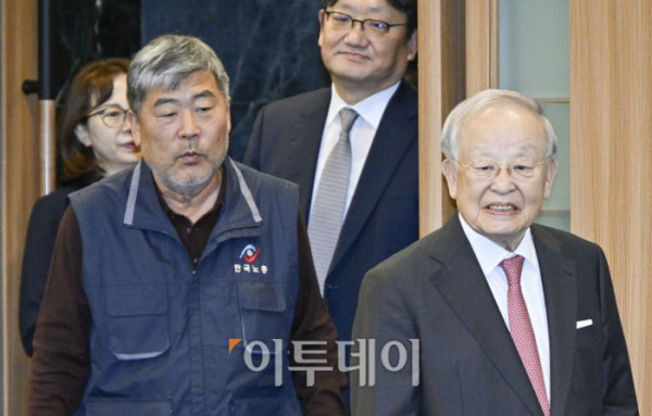 ▲손경식(앞쪽부터 시계 반대 방향으로) 한국경영자총협회장과 김동명 한국노동조합총연맹 위원장, 권기섭 경제사회노동위원회 위원장이 30일 서울 중구 한국프레스센터에서 열린 사회적 대화 활성화를 위한 노사정의 역할과 과제 토론회에 참석하고 있다. 조현호 기자 hyunho@