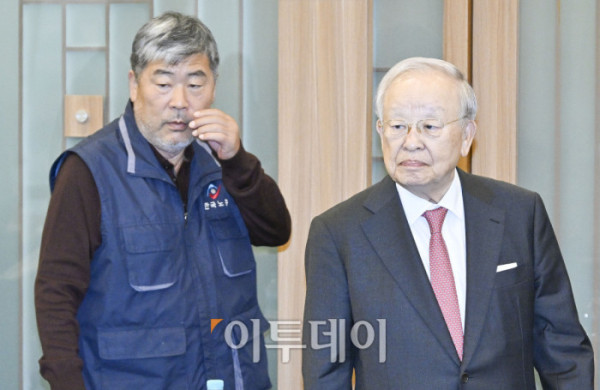 ▲손경식(오른쪽) 한국경영자총협회장과 김동명 한국노동조합총연맹 위원장이 30일 서울 중구 한국프레스센터에서 열린 사회적 대화 활성화를 위한 노사정의 역할과 과제 토론회에 참석하고 있다. 조현호 기자 hyunho@