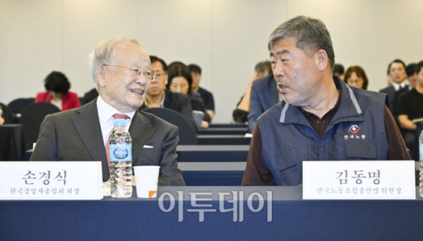 ▲손경식(왼쪽) 한국경영자총협회장과 김동명 한국노동조합총연맹 위원장이 30일 서울 중구 한국프레스센터에서 열린 사회적 대화 활성화를 위한 노사정의 역할과 과제 토론회에서 대화를 하고 있다. 조현호 기자 hyunho@