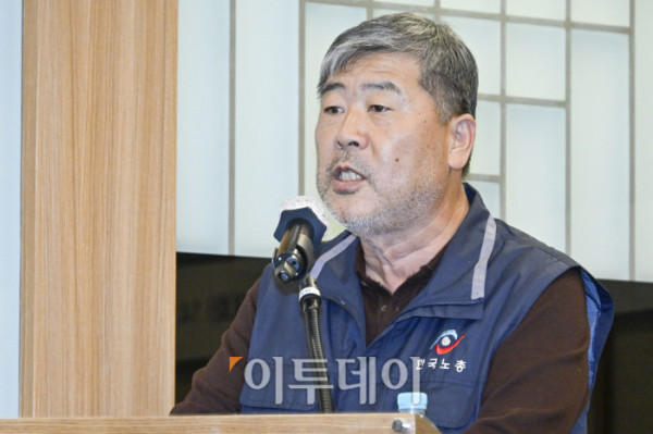 ▲김동명 한국노동조합총연맹 위원장이 30일 서울 중구 한국프레스센터에서 열린 사회적 대화 활성화를 위한 노사정의 역할과 과제 토론회에서 인사말을 하고 있다. 조현호 기자 hyunho@