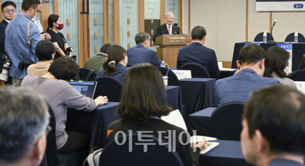 ▲손경식 한국경영자총협회장이 30일 서울 중구 한국프레스센터에서 열린 사회적 대화 활성화를 위한 노사정의 역할과 과제 토론회에서 인사말을 하고 있다. 조현호 기자 hyunho@