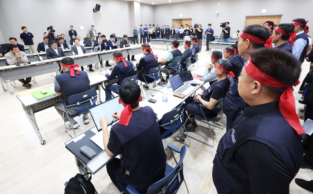 ▲30일 경기도 수원시 영통구 경기지방노동위원회에서 경기도버스노조협의회와 경기도버스운송사업조합의 최종 조정 회의가 열리고 있다. (연합뉴스)