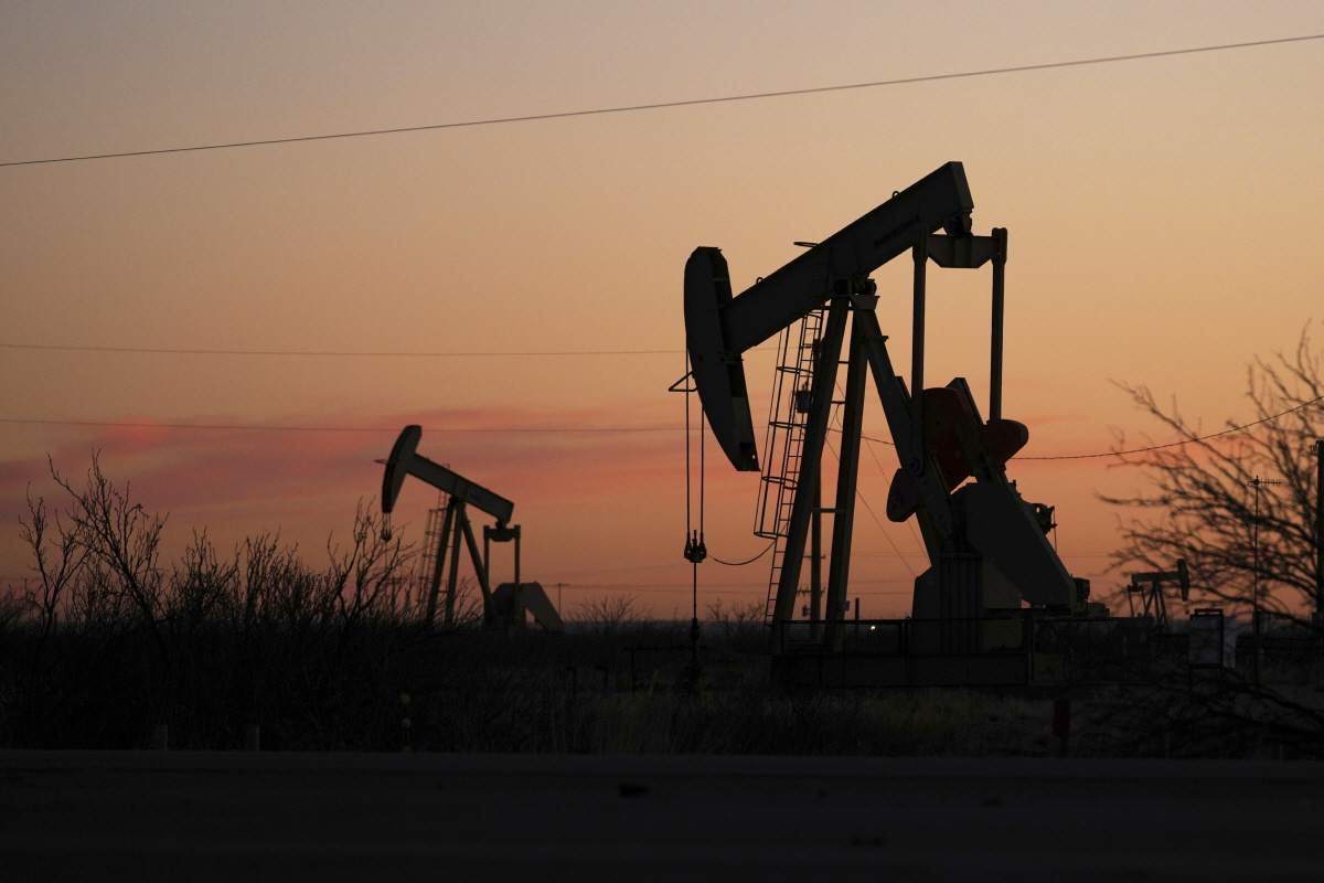 ▲미국 뉴멕시코주 홉스에서 펌프 잭이 보인다. AP연합뉴스