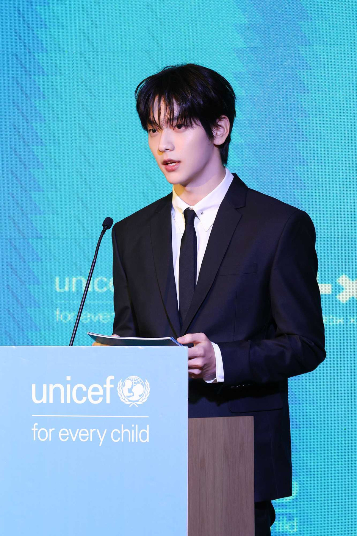 ▲투모로우바이투게더 멤버 수빈이 지난달 30일(현지시간) 캠페인 협약식에서 연설하고 있다. (사진제공=빅히트 뮤직)