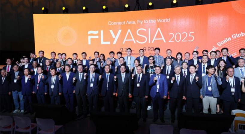 ▲플라이아시아2025 참가자들이 기념촬영을 하고 있다.  (사진제공=부산시청 )