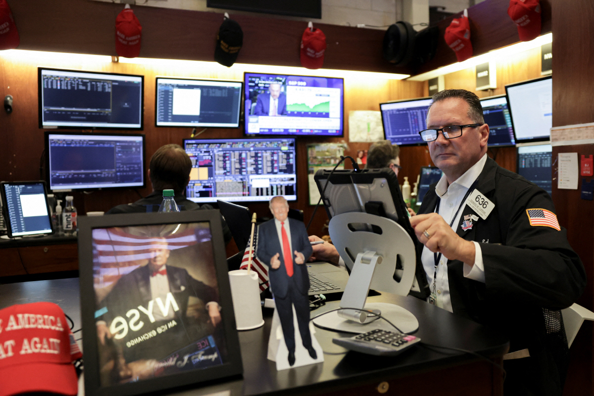 ▲미국 뉴욕증권거래소(NYSE)에서 트레이더가 근무하고 있다.  (뉴욕/로이터연합뉴스)