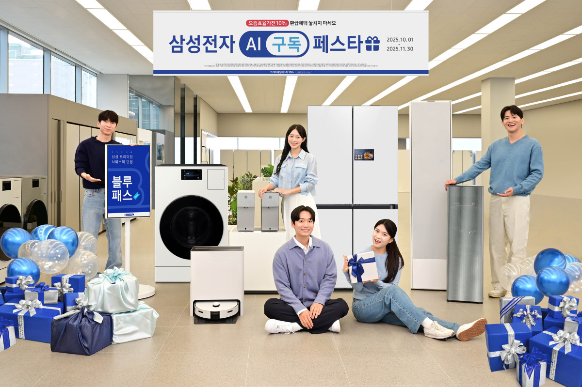 ▲삼성전자 모델이 삼성스토어 서초점에서 최신 가전 제품을 부담없이 구독할 수 있는 'AI 구독 페스타'를 소개하고 있다. (자료제공=삼성전자)