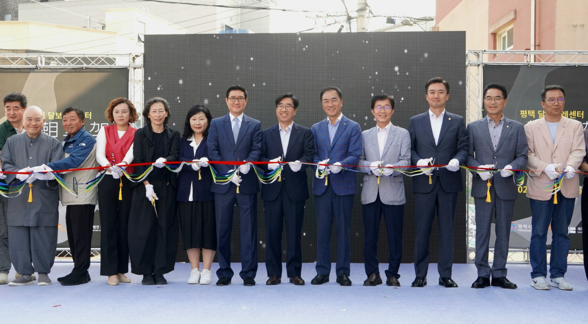 ▲(왼쪽 일곱번째부터) 손철승 SK가스 경영지원본부장, 이용석 SK디스커버리 SV위원장, 정장선 평택시장, 김근용 경기도의원 등 주요 인사들이 평택 달보드레 지관서가 개관식에서 테이프 커팅식을 하고 있다. (사진제공=SK가스)