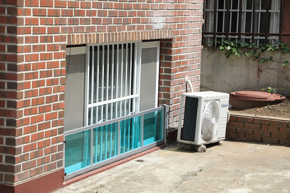 ▲매입임대주택 반지하세대 침수판 설치사진. (사진제공=LH)