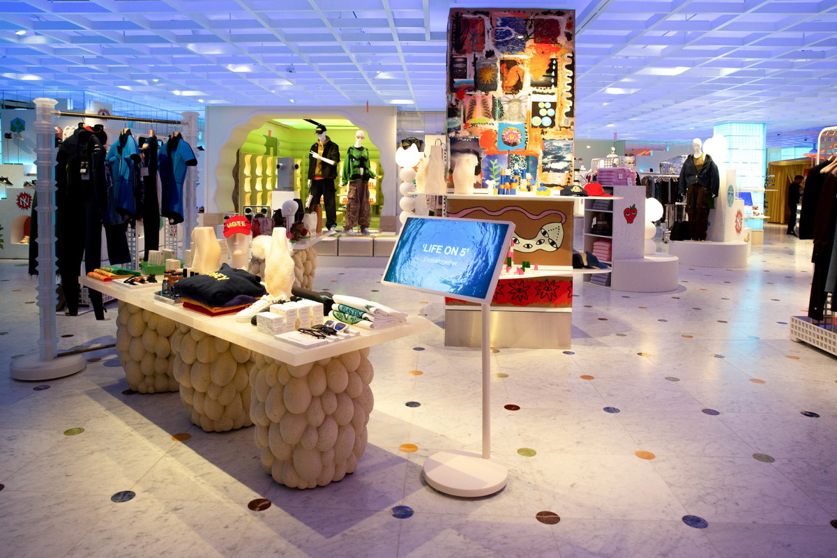 ▲LG 스탠바이미 2가 쁘렝땅 백화점 곳곳에 설치돼, 참여 브랜드의 스토리를 담은 영상 콘텐츠를 선보이고 있는 모습. (자료제공=LG전자)