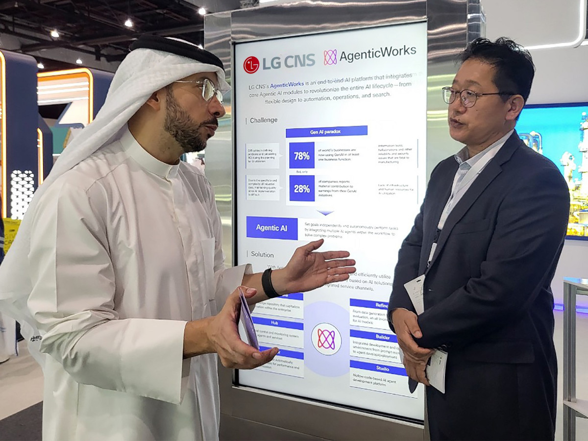 ▲LGCNS 직원이IDCE 2025에 마련한 부스에서 고객과 에이전틱 AI 플랫폼 및 제조AX 기술 도입에 대해 논의하는 모습 (사진제공=LGCNS)