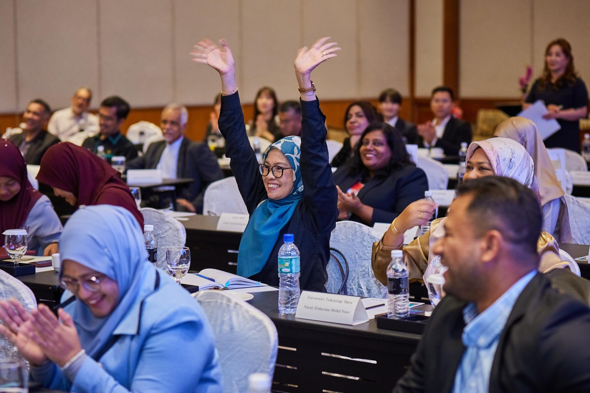 ▲말레이시아 쿠알라룸푸르에서 열린 ‘서울 탤런트 이니셔티브’ 기간인 지난달 25~27일, 현지 대학 관계자들이 공식 행사장에서 활기차게 소식을 듣고 박수를 보내고 있다. (서울시)