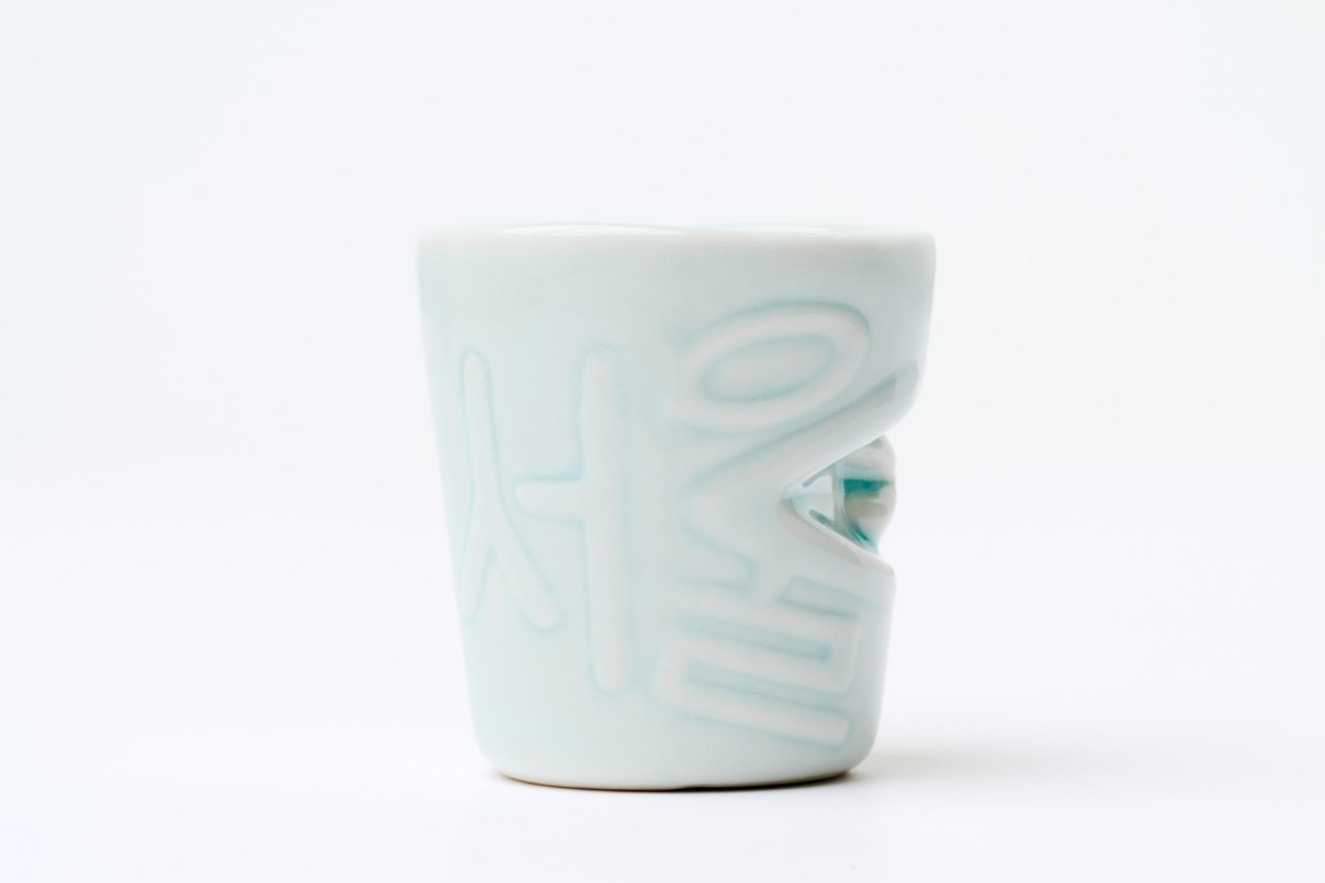 ▲광주요와 토마스 헤더윅이 협업해 제작한 ‘서울비엔날레잔’ (화요 제공)