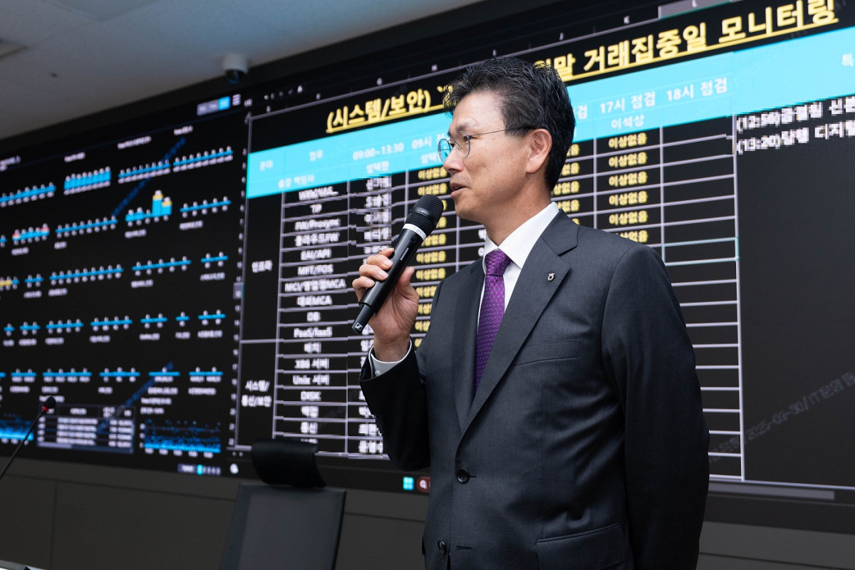 ▲강태영 농협은행장이 전날 경기 의왕 통합IT센터를 찾아 비상대응체계 및 안전시스템을 긴급 점검했다. (사진제공=NH농협은행)