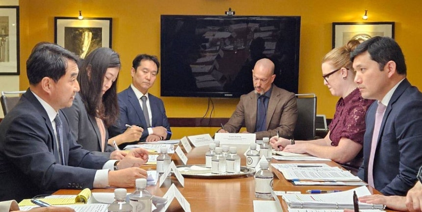 ▲한미 양국 정부대표단이 30일(현지 시간) 미국 워싱턴 D.C.에서 미국 비자제도 개선 등을 논의하기 위한 '한-미 상용방문 및 비자 워킹그룹'을 출범, 1차 협의를 하고 있다. (외교부)