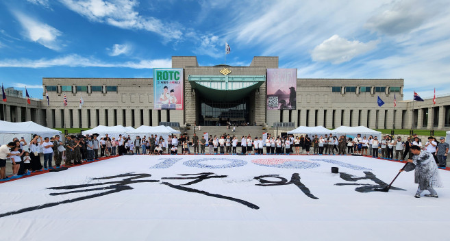 ▲14일 서울 용산구 전쟁기념관 평화의 광장에서 한국캘리그라피협회장 이상현 작가가 국군의 날 77주년을 맞아 국군의 날 브랜드 캘리그라피를 제작하고 있다. 이날 제작된 캘리그라피는 국군의 날(10월 1일)을 시각적으로 상징하고 문화적 가치를 부여하기 위해 제작됐으며, 완성된 작품은 정부서울청사와 전쟁기념관 외벽에 대형 현수막으로 게시될 예정이다.  (연합뉴스)