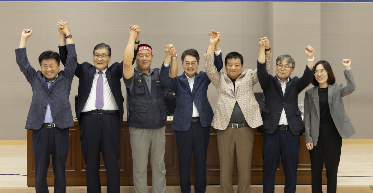 ▲1일 오전 김동연 경기도지사가 경기지방노동위원회에서 열린 경기도 버스 노사 협상장을 방문하여 기념촬영을 하고 있다. (경기도)