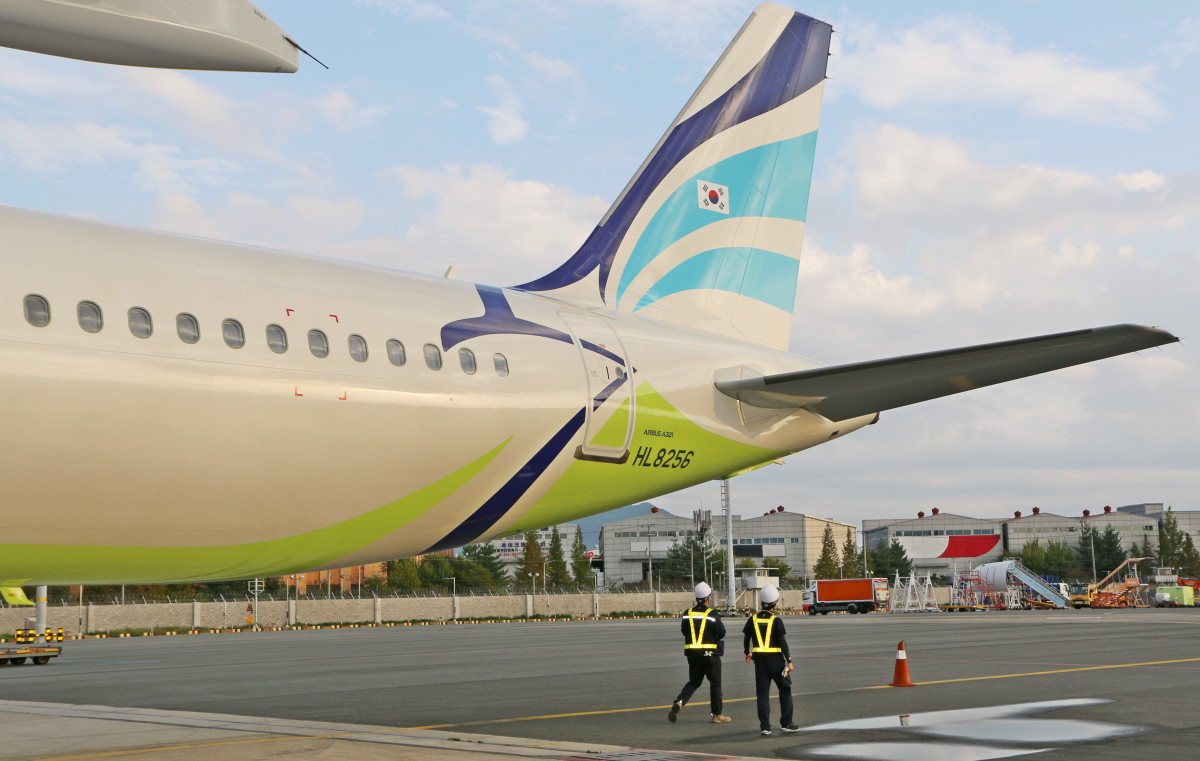 ▲에어부산 정비사들이 1일 오전 첫 운항을 앞둔 도입 항공기를 점검하고 있다. (사진=에어부산)