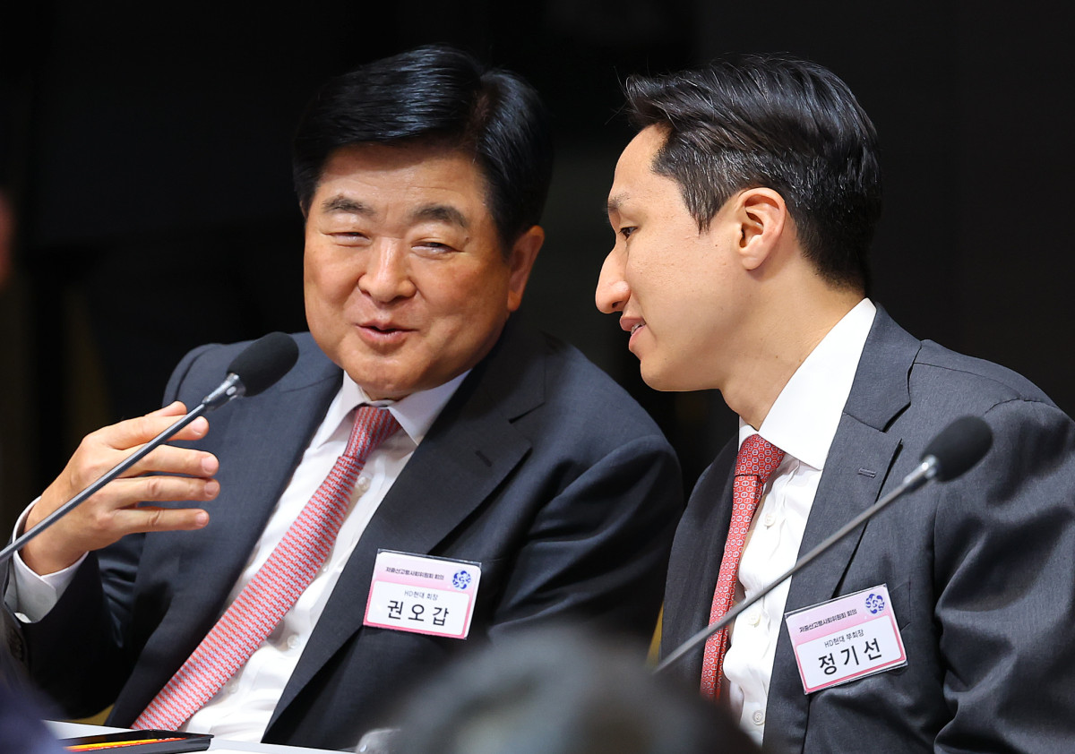 ▲HD현대 권오갑 회장과 정기선 부회장이 지난대 경기 성남시 HD현대 아산홀에서 열린 2024년 저출산고령사회위원회 회의에 참석해 대화를 나누고 있다. (뉴시스)