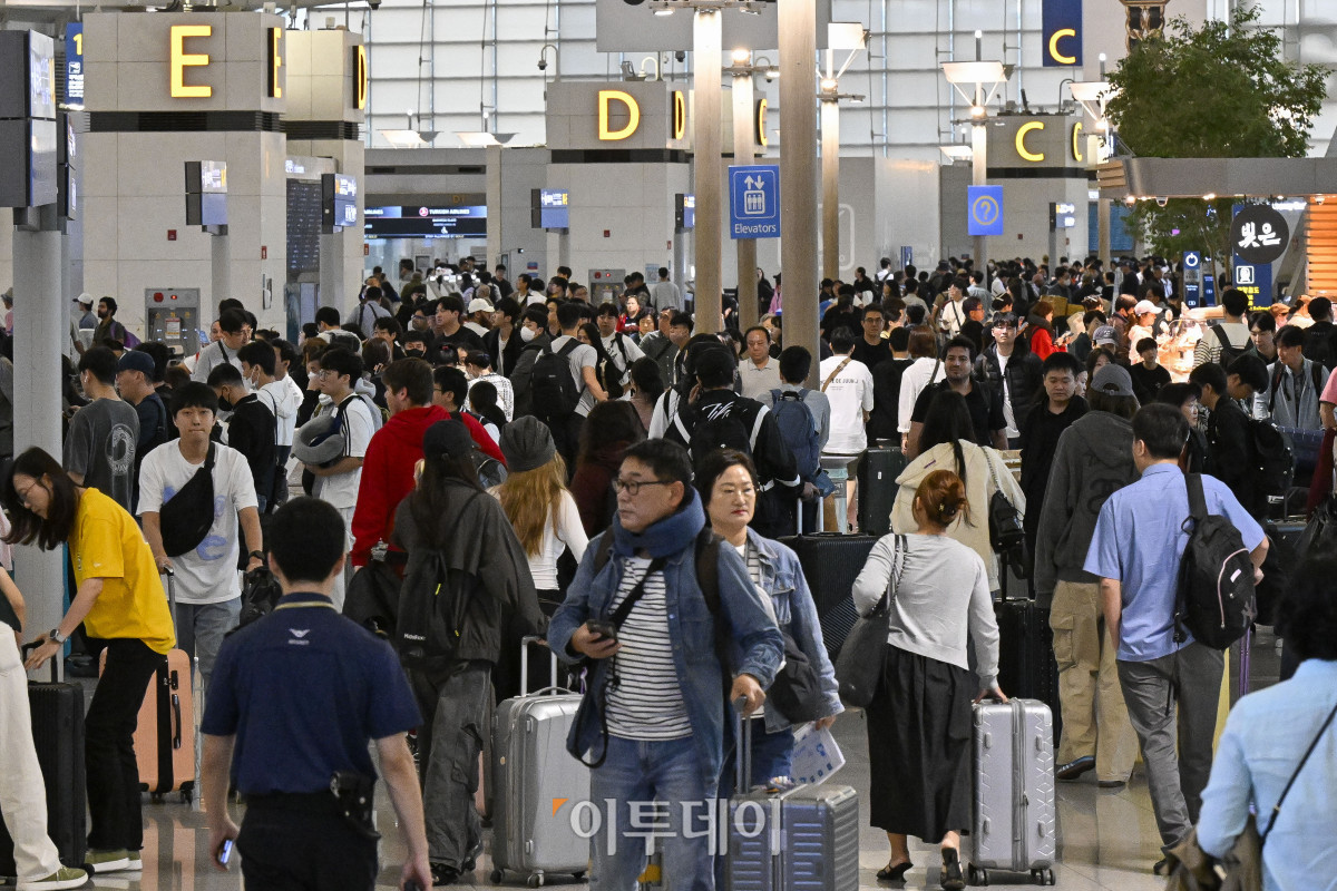 ▲올해 추석 연휴 기간 인천공항을 통해 해외를 오가는 이용객이 245만명에 달할 것으로 보인다. 이번 추석은 개천절(10월3일)과 추석 연휴(8~9일), 한글날(9일)이 겹친 ‘황금연휴’로 10월 10일 하루만 연차를 사용하면 최대 열흘간의 휴가가 가능하다. 이 기간 하루평균 이용객은 22만3000명으로 역대 최대였던 올 하계 성수기(하루 21만8000명)보다 2.3% 증가할 것으로 예상된다. 1일 인천국제공항 제1여객터미널이 이용객들로 붐비고 있다. 조현호 기자 hyunho@