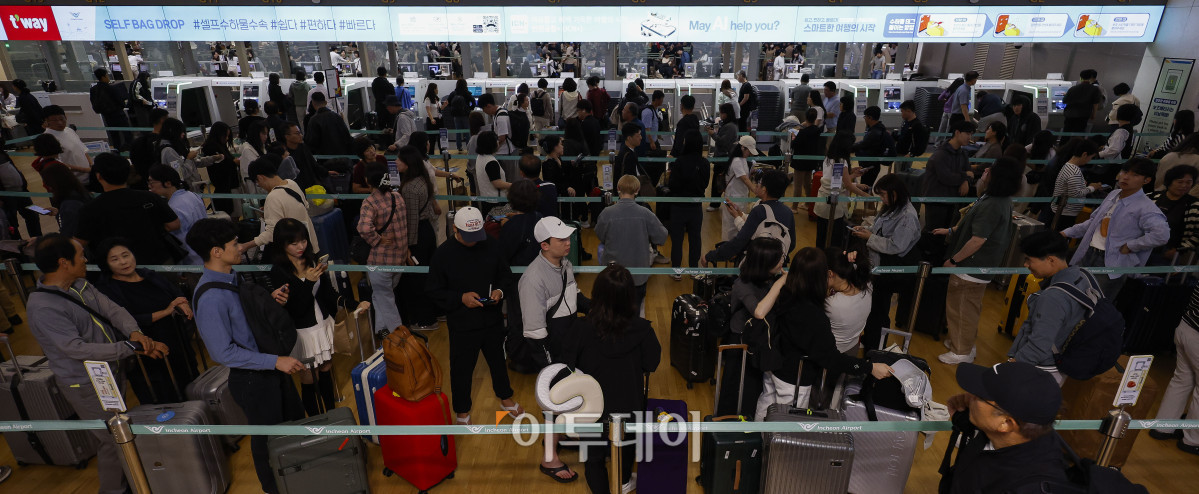 ▲올해 추석 연휴 기간 인천공항을 통해 해외를 오가는 이용객이 245만명에 달할 것으로 보인다. 이번 추석은 개천절(10월3일)과 추석 연휴(8~9일), 한글날(9일)이 겹친 ‘황금연휴’로 10월 10일 하루만 연차를 사용하면 최대 열흘간의 휴가가 가능하다. 이 기간 하루평균 이용객은 22만3000명으로 역대 최대였던 올 하계 성수기(하루 21만8000명)보다 2.3% 증가할 것으로 예상된다. 1일 인천국제공항 제1여객터미널이 이용객들로 붐비고 있다. 조현호 기자 hyunho@