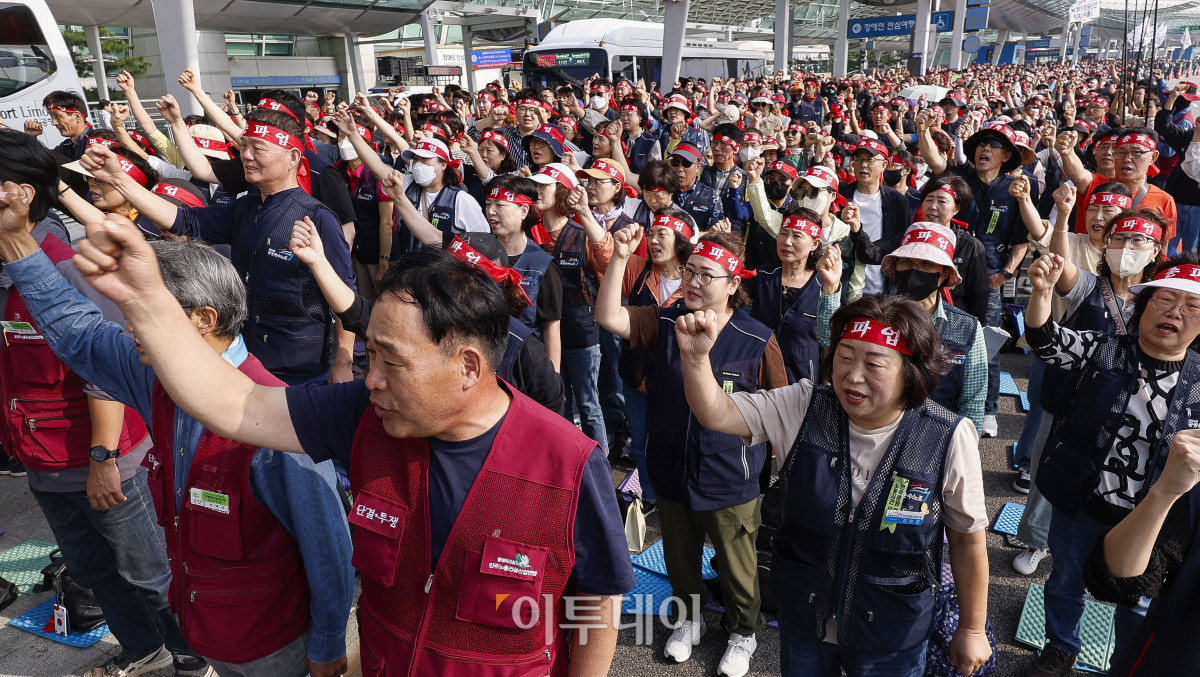 ▲전국민주노동조합총연맹 공공운수노조 인천공항지역지부 조합원들이 1일 인천국제공항 제1여객터미널에서 열린 2025년 총파업 결의대회에서 구호를 외치고 있다. 조현호 기자 hyunho@