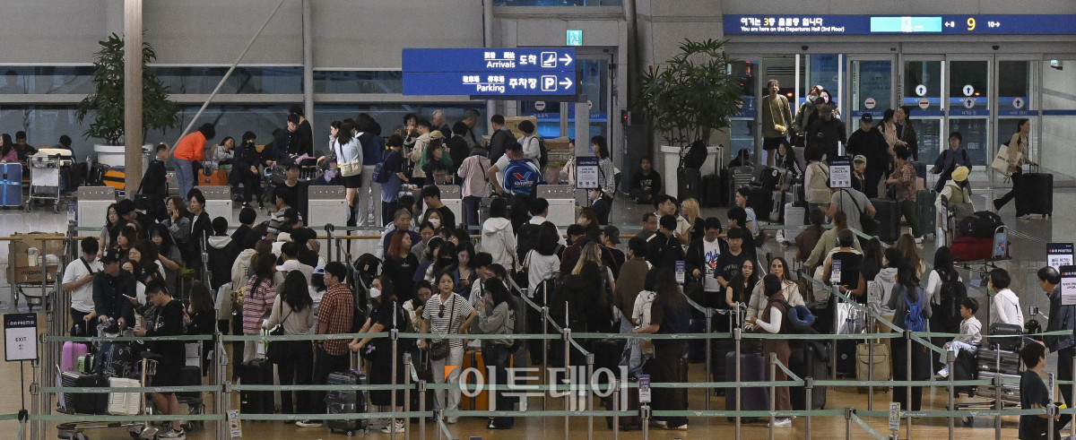 ▲올해 추석 연휴 기간 인천공항을 통해 해외를 오가는 이용객이 245만명에 달할 것으로 보인다. 이번 추석은 개천절(10월3일)과 추석 연휴(8~9일), 한글날(9일)이 겹친 ‘황금연휴’로 10월 10일 하루만 연차를 사용하면 최대 열흘간의 휴가가 가능하다. 이 기간 하루평균 이용객은 22만3000명으로 역대 최대였던 올 하계 성수기(하루 21만8000명)보다 2.3% 증가할 것으로 예상된다. 1일 인천국제공항 제1여객터미널이 이용객들로 붐비고 있다. 조현호 기자 hyunho@