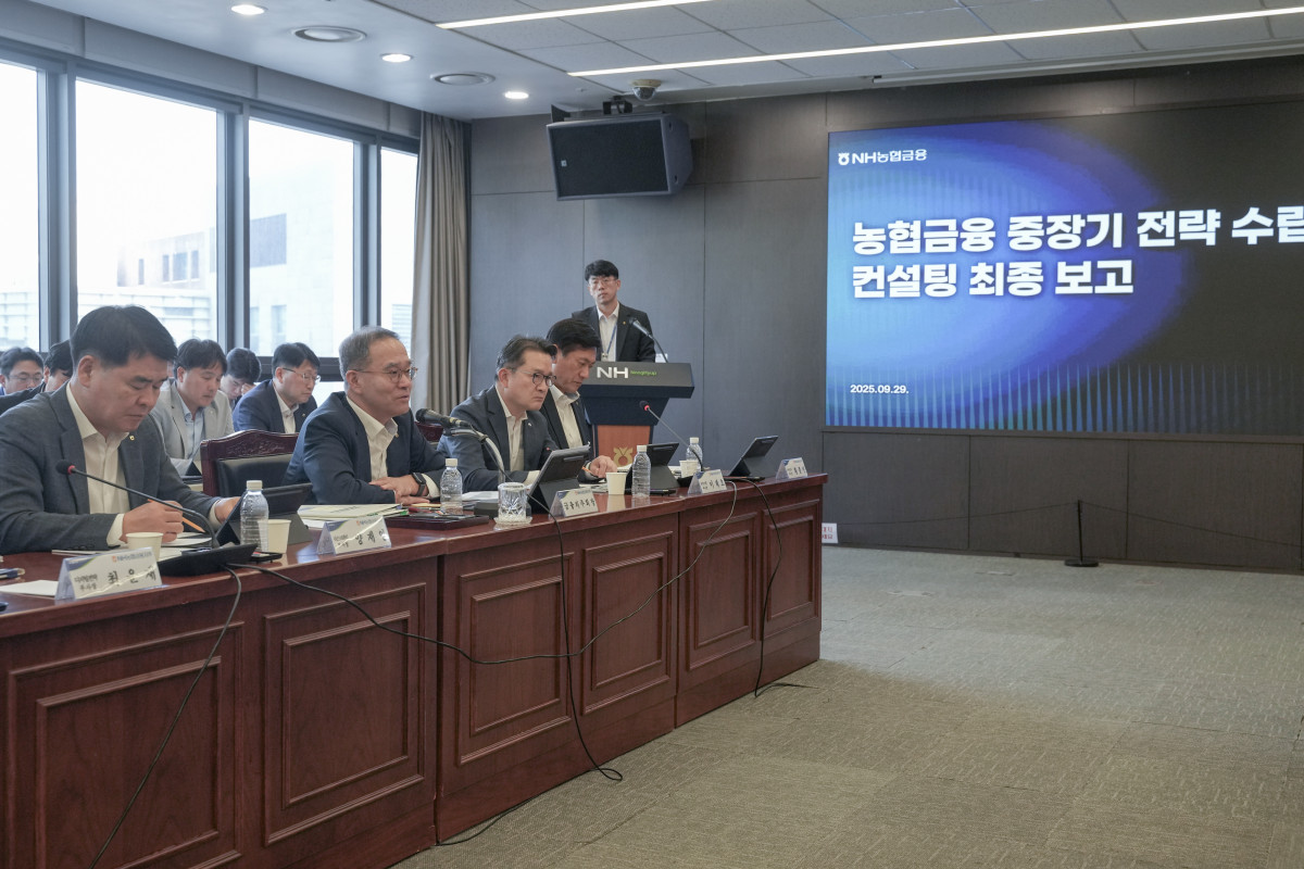 ▲이찬우 NH농협금융지주 회장이 9월 29일 농협금융 중장기 전략 수립 컨설팅 최종 보고회에서 생산적금융의 중요성을 강조하고 있다.

 (사진제공=NH농협금융)