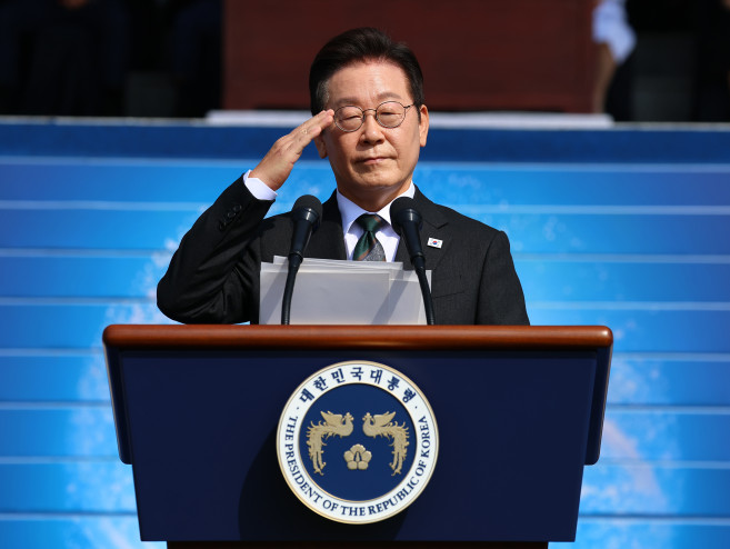 ▲이재명 대통령이 1일 충남 계룡대 대연병장에서 열린 건군 77주년 국군의 날 기념행사에서 거수경례를 하고 있다.  (연합뉴스)