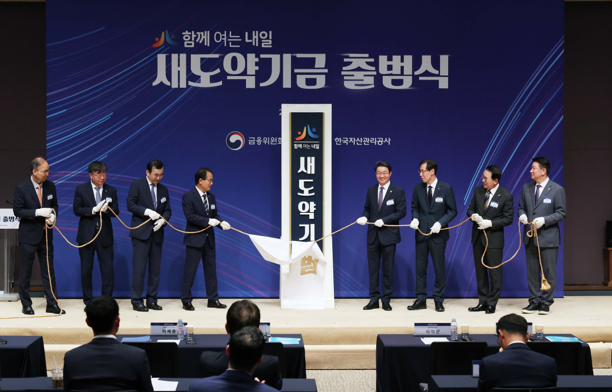 ▲1일 서울 중구 프레스센터에서 열린 ‘새도약기금 출범식’에서 이억원 금융위원장, 양혁승 새도약기금 대표이사, 정정훈 한국자산관리공사 사장, 이재연 서민금융진흥원장, 강준현 국회 정무위 간사 등이 현판제막을 하고 있다. 신태현 기자 holjjak@