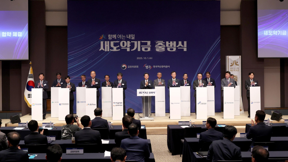 ▲1일 서울 중구 프레스센터에서 열린 ‘새도약기금 출범식’에서 이억원 금융위원장, 양혁승 새도약기금 대표이사, 정정훈 한국자산관리공사 사장, 이재연 서민금융진흥원장, 강준현 국회 정무위 간사 등이 기념촬영을 하고 있다. 신태현 기자 holjjak@